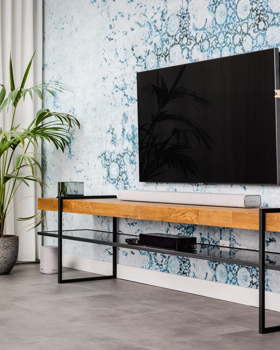 Stalen tv-meubel met eiken blad in een woonkamer in Harderwijk