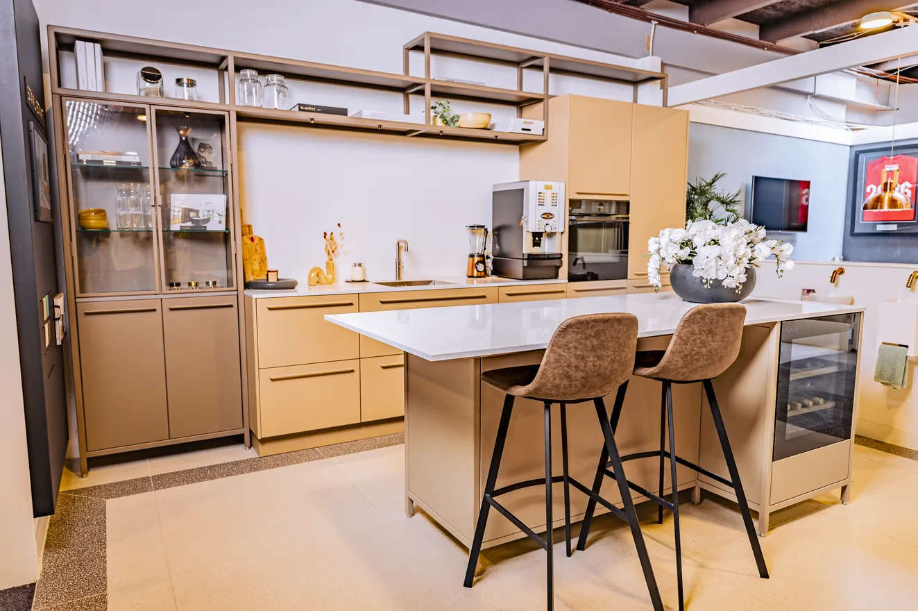 De showroom van Staal Staat met een keukeneiland en barkrukken