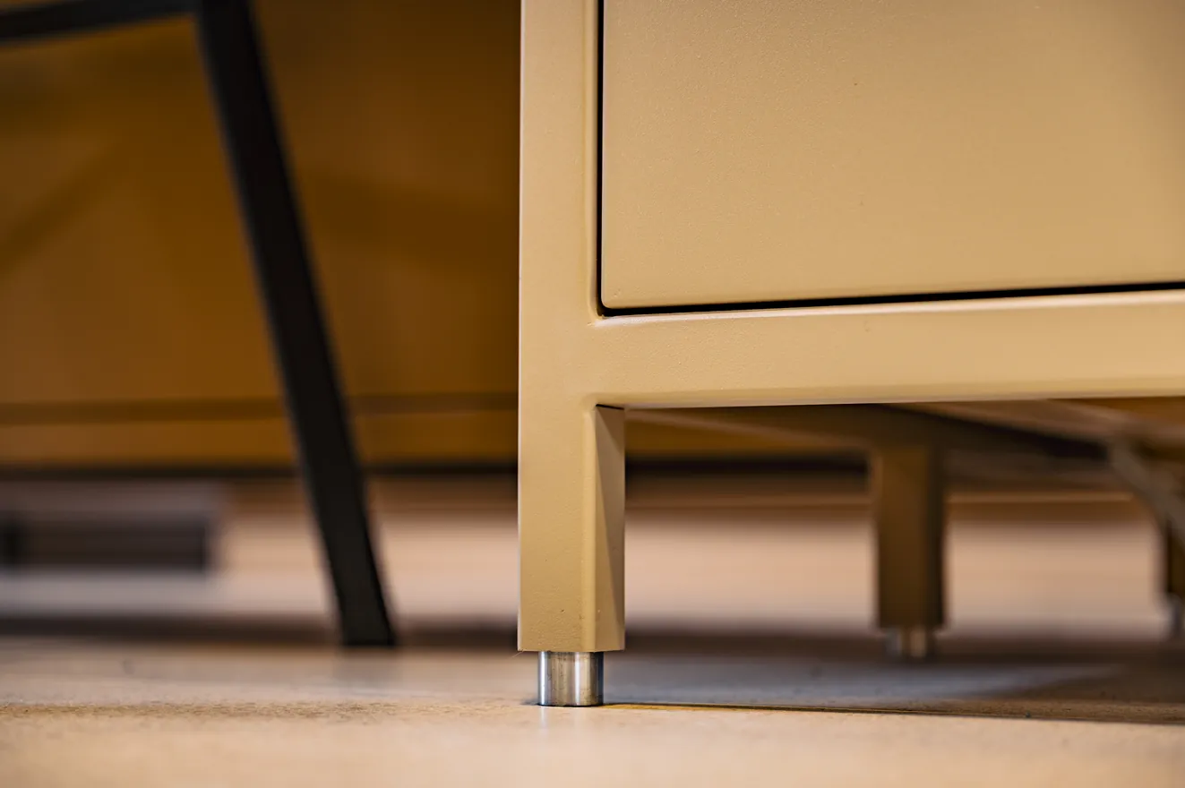 Detail van een stalen poot onder een kast in de showroom