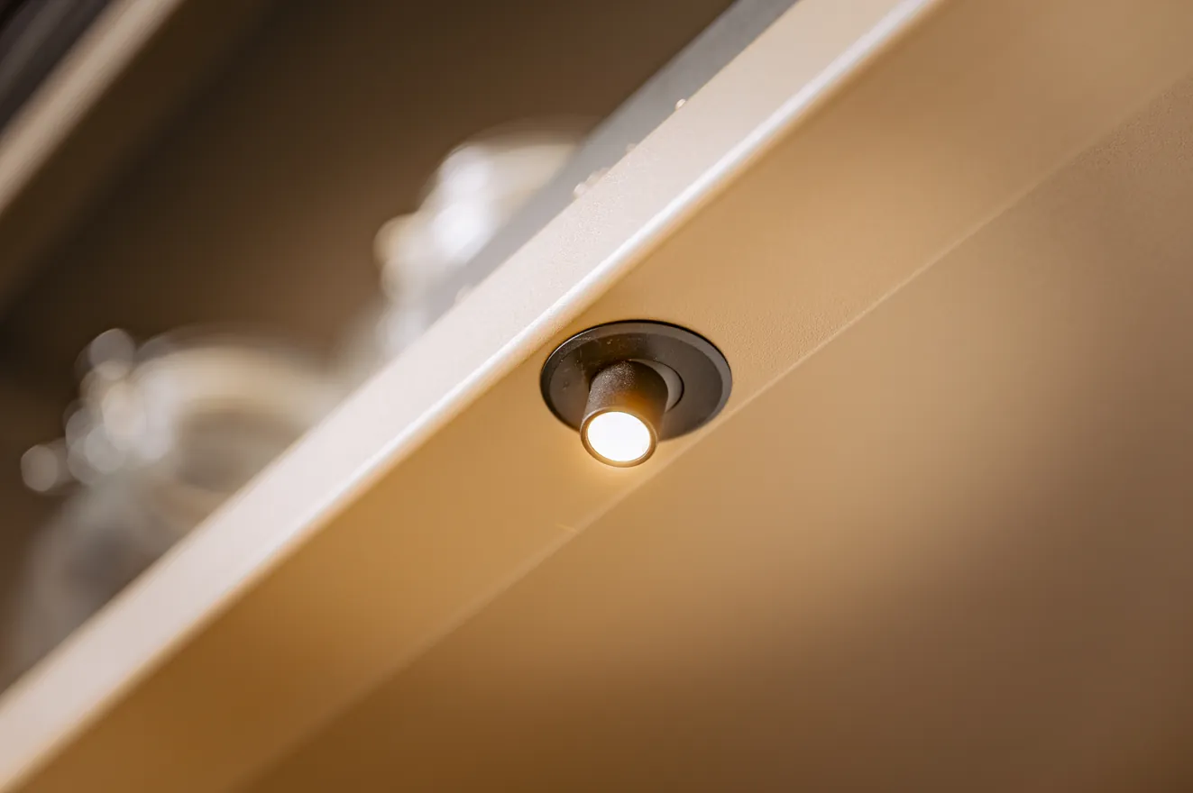 Detail van een stalen kast met een ingebouwd lampje